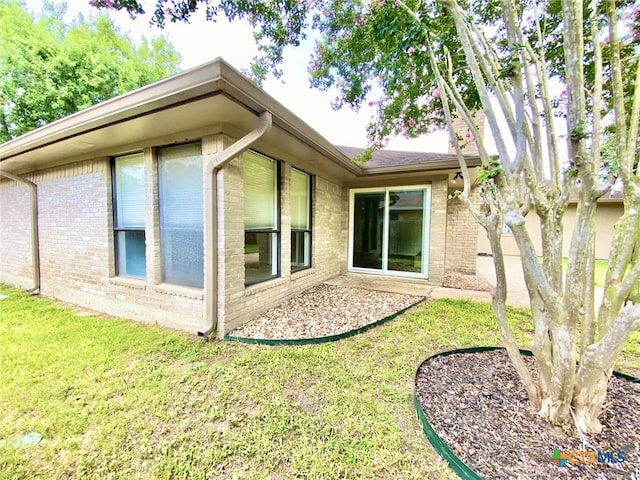 507 Santa Fe, Victoria, TX 77904 - rear view of house with brick siding and a yard
