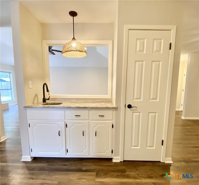 507 Santa Fe, Victoria, TX 77904 - bar area with dark wood finished floors, pendant lighting, and ceiling fan