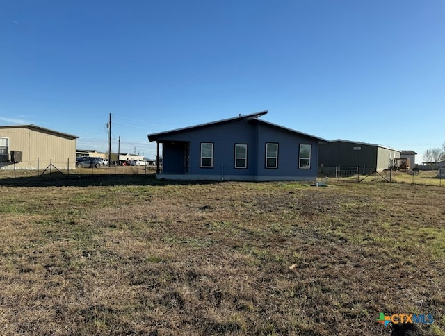 back of house featuring a yard