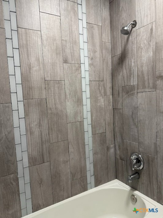 bathroom featuring tiled shower / bath combo