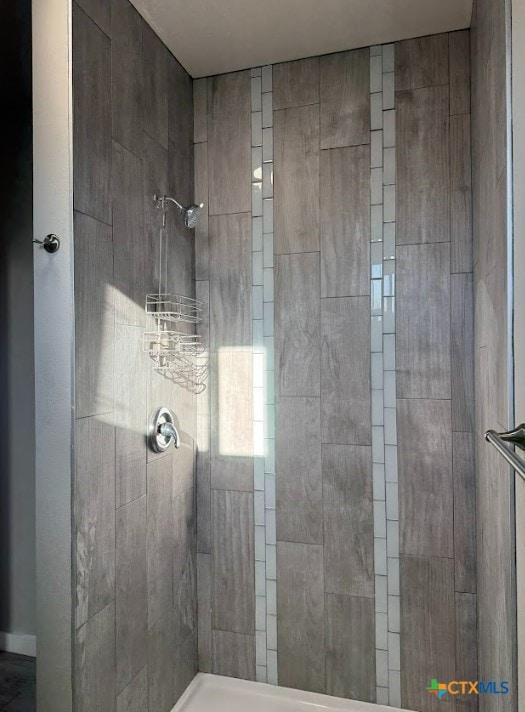 bathroom featuring tiled shower