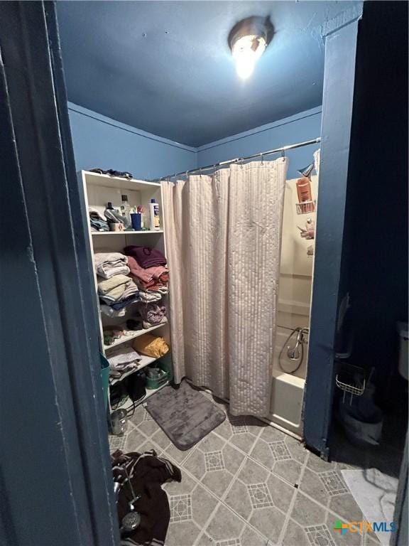 full bath with shower / bath combo with shower curtain