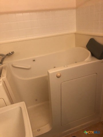 bathroom with a bathtub