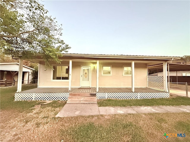 view of front of house featuring a porch and a front yard