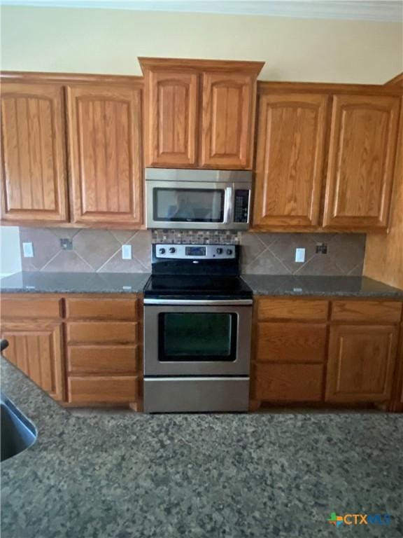 kitchen with decorative backsplash and stainless steel appliances