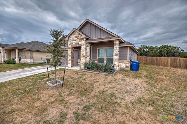 craftsman-style house featuring a front lawn