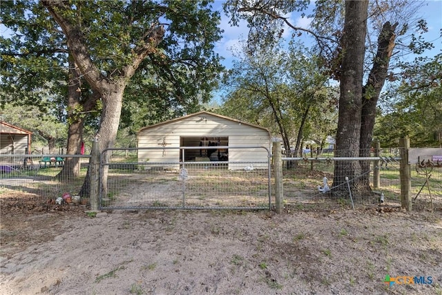 1843 Burr Oak Ln, Adkins, TX 78101 - view of pole building featuring a gate