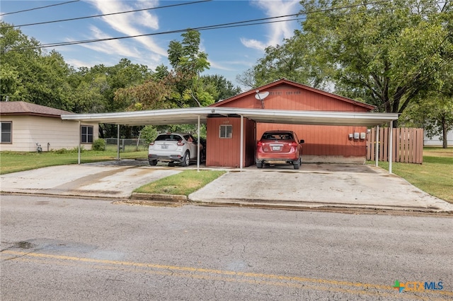 view of front of home featuring a front lawn and a carport