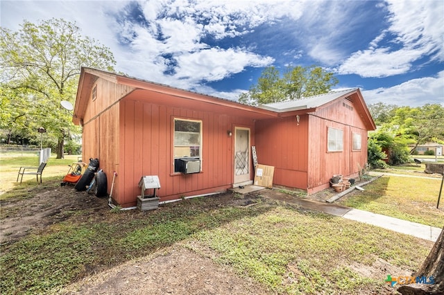 view of front of property featuring a front lawn