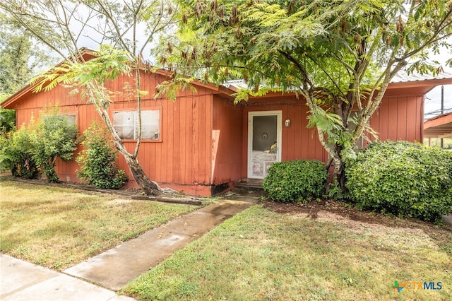 view of front of house with a front lawn