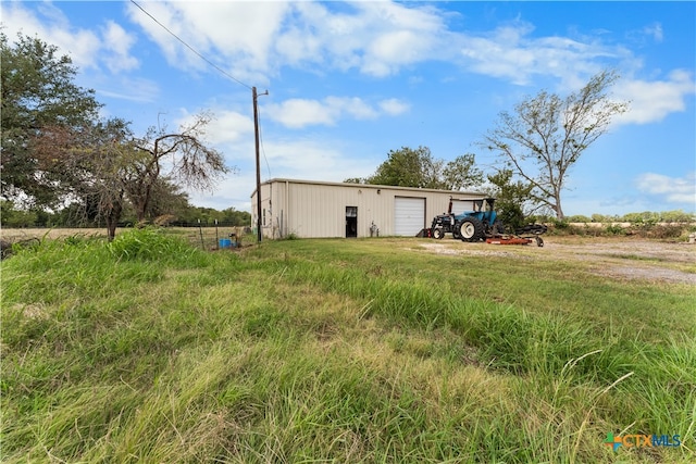 view of yard with an outbuilding