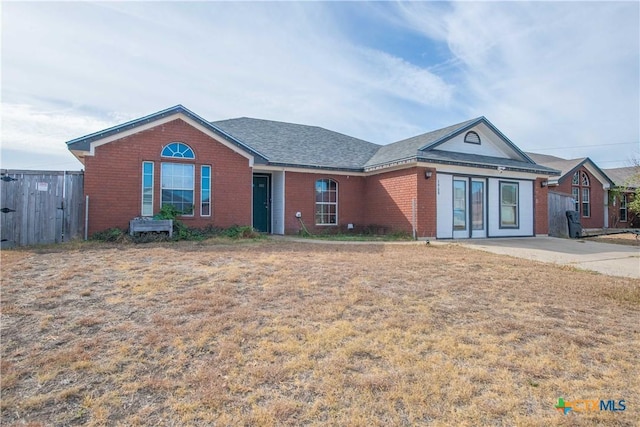 ranch-style house featuring a front lawn