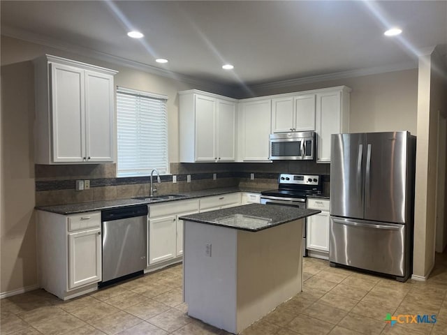 9210 Devonshire Ct, Killeen, TX 76542 - kitchen with appliances with stainless steel finishes, a sink, ornamental molding, decorative backsplash, and white cabinetry