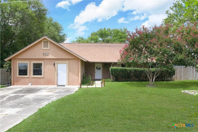 single story home featuring a front lawn