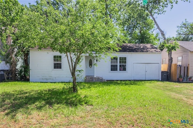 view of front of home featuring fence and a front yard