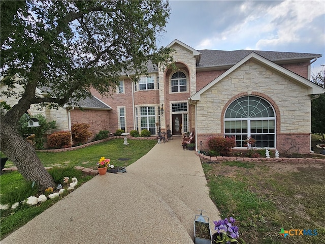 view of front of house featuring a front lawn