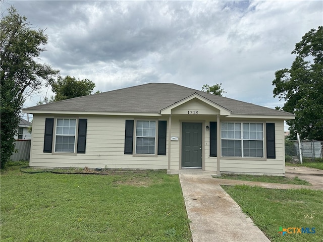 1718 S 15th St, Temple, TX 76504 - ranch-style house featuring roof with shingles