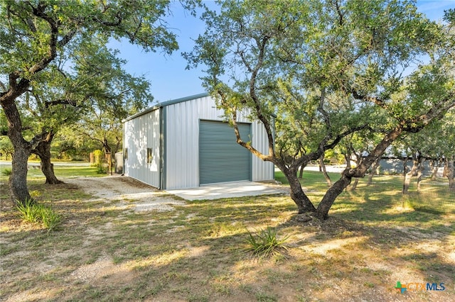 view of outdoor structure with an outbuilding
