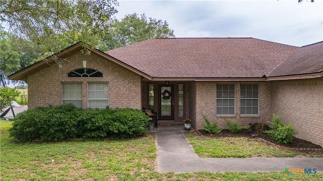4 Longview Dr, Victoria, TX 77904 - ranch-style house featuring roof with shingles, brick siding, and a front yard