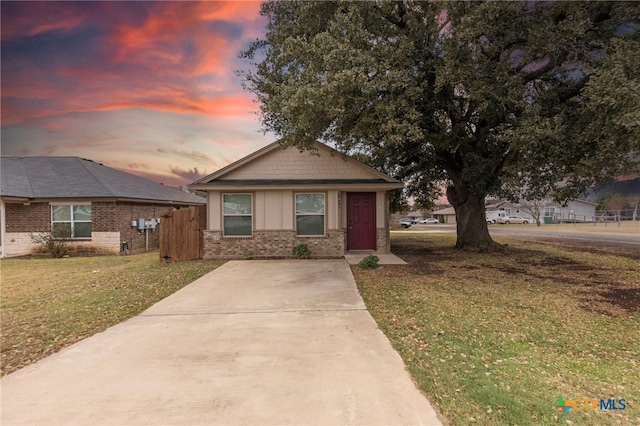 view of front of property with a lawn