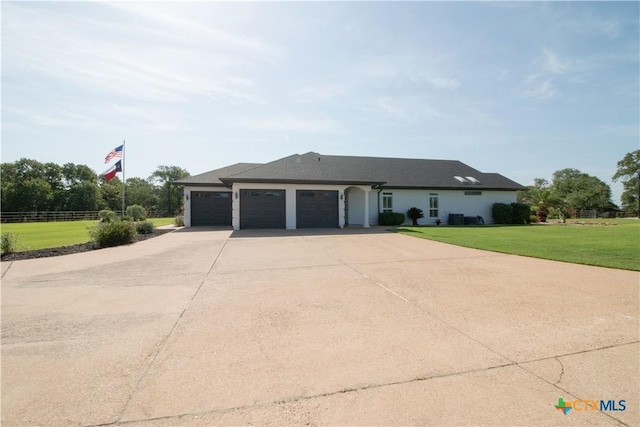 547 Powder Rdg, Luling, TX 78648 - view of front facade featuring a garage and driveway
