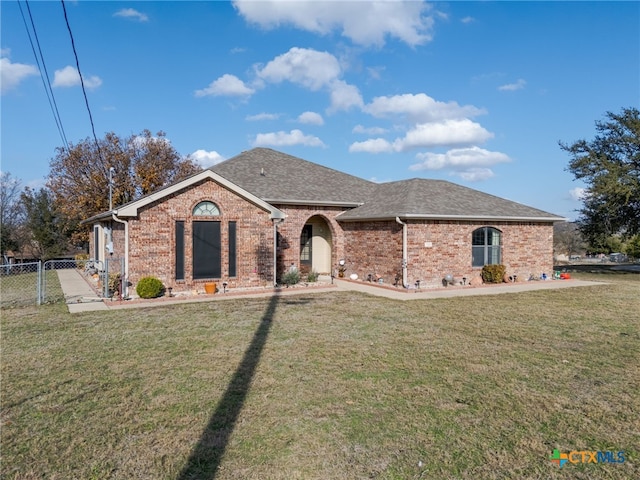 view of front facade featuring a front yard