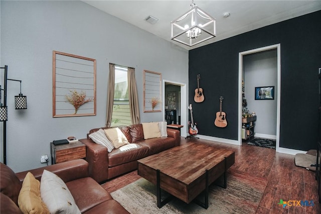 living room featuring an inviting chandelier, wood finished floors, and visible vents