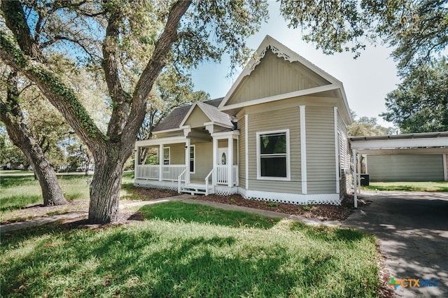view of front of home with a porch, driveway, and a front yard