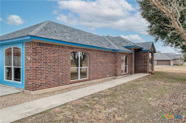 view of side of property featuring a lawn