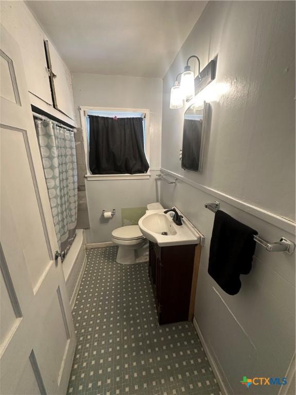 502 Tommy Dr, Port Lavaca, TX 77979 - full bath with vanity and shower / tub combo with curtain