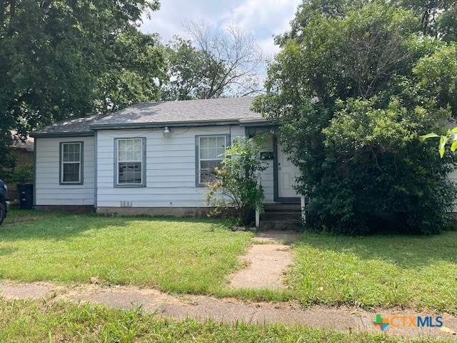 view of front facade with a front yard