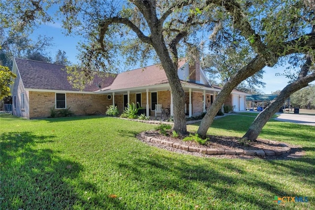 view of front facade featuring a garage and a front lawn