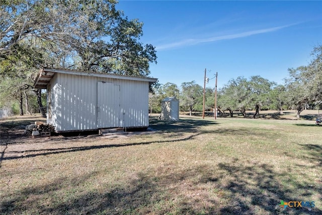 view of yard with a storage unit