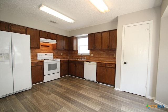 4508 Greenbriar Cir, Killeen, TX 76543 - kitchen featuring white appliances, under cabinet range hood, dark wood-type flooring, a sink, and a textured ceiling