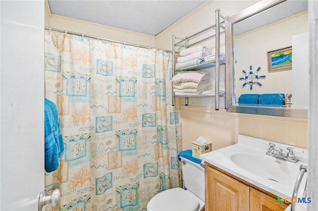 bathroom featuring a shower with curtain, toilet, vanity, and ornamental molding