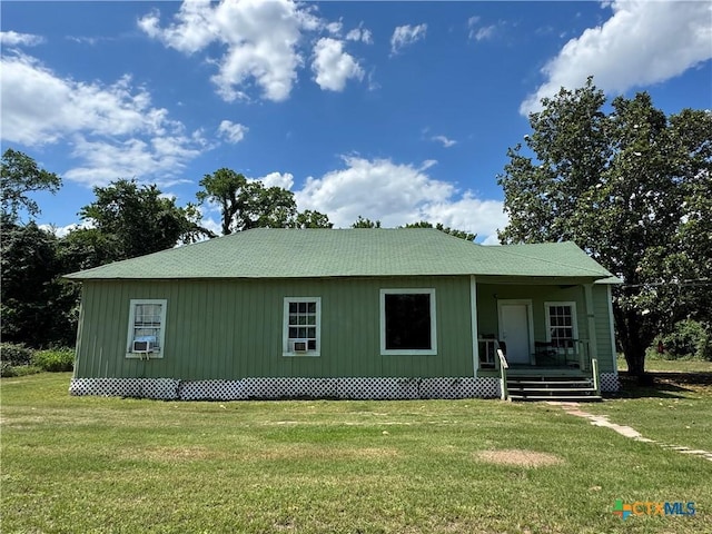 400 Grimes St, Cuero, TX 77954 - view of front of property featuring a front yard, covered porch, and cooling unit