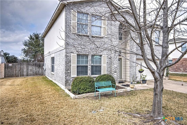 view of front of house featuring a front lawn