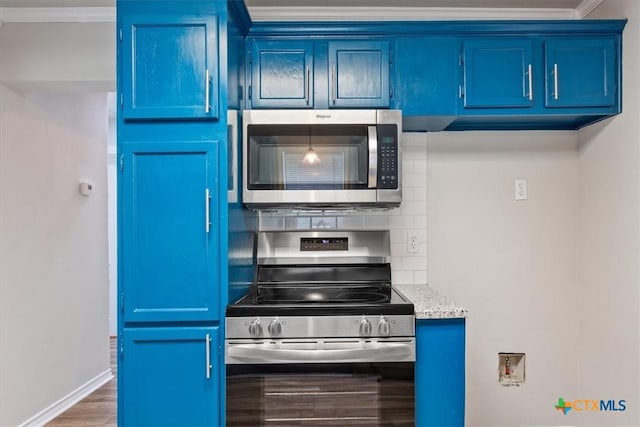 kitchen with stainless steel appliances, tasteful backsplash, ornamental molding, wood finished floors, and blue cabinets