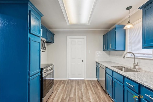 kitchen with light wood-style flooring, a sink, blue cabinetry, appliances with stainless steel finishes, and backsplash