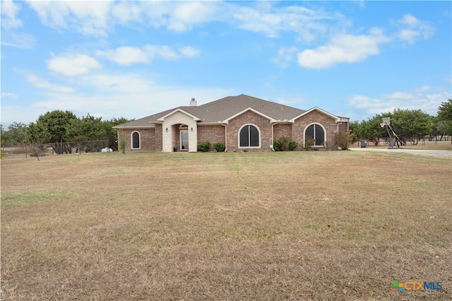 single story home with a front lawn