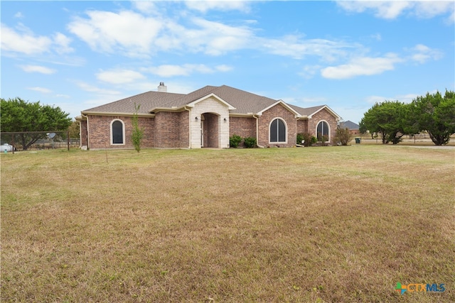 ranch-style home featuring a front lawn