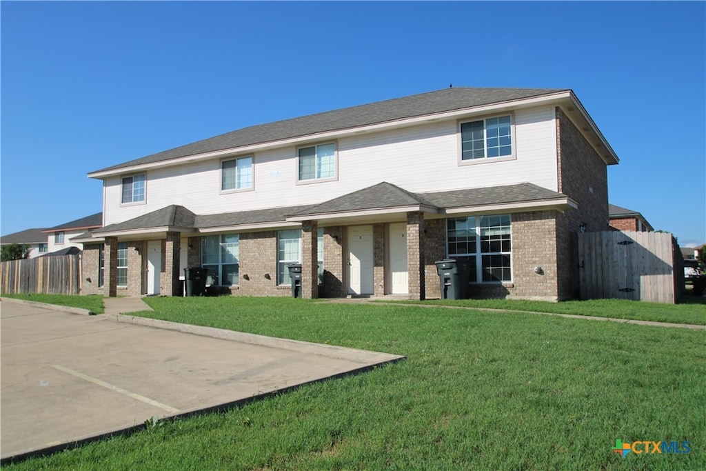 view of front facade with a front lawn