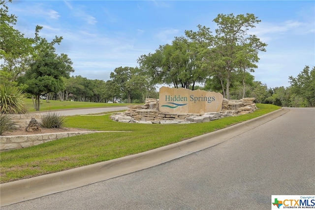 community sign with a lawn