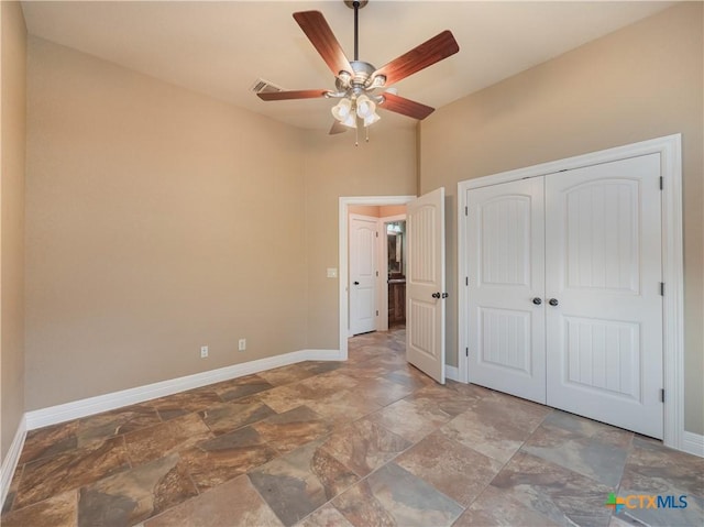 unfurnished bedroom featuring ceiling fan and a closet