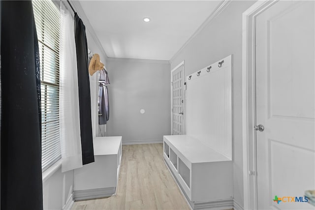 120 Mighty Oak Ln, Killeen, TX 76542 - mudroom featuring light wood-style floors, baseboards, and ornamental molding