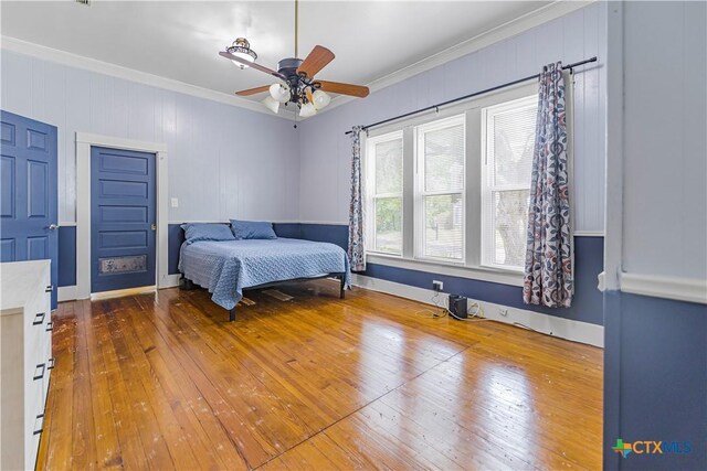 212 Whitfield St, Yoakum, TX 77995 - bedroom featuring crown molding, hardwood / wood-style floors, and ceiling fan