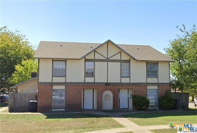 view of front facade featuring a front yard