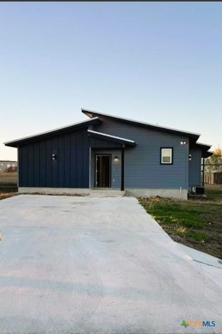 451 Pintail Loop, San Marcos, TX 78666 - view of front of house with board and batten siding