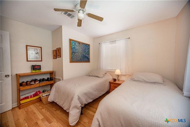 40 Sailfish Lndg, Port Lavaca, TX 77979 - bedroom with light wood-type flooring and ceiling fan