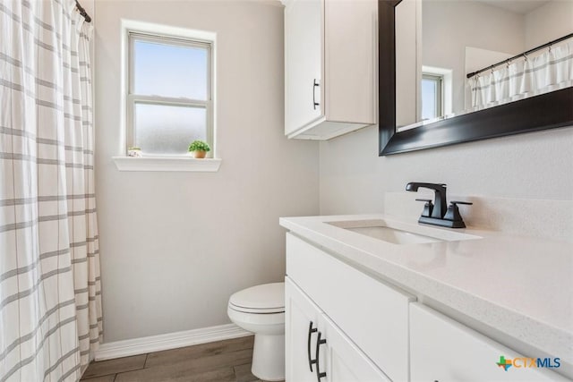 5410 Tabbs Ct, Belton, TX 76513 - bathroom with baseboards, toilet, vanity, wood finished floors, and a shower with shower curtain